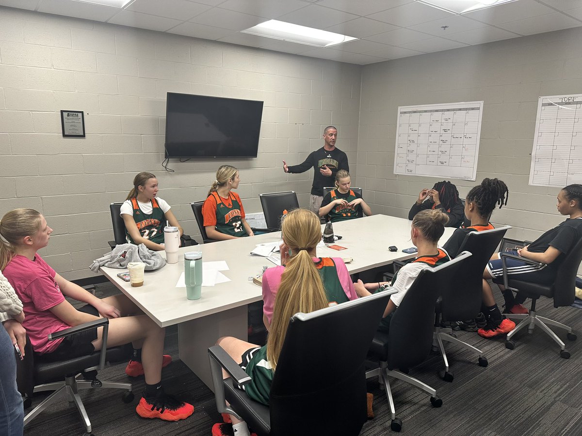 MalyiahEvans00's tweet photo. Weβre listening coach πͺπΌπ #michiganbound #aprilshowers #ballislife @ESchellhammer @INElitePlatinum @IndianaEliteWBB @IndianaElite https://t.co/KR67fLxepl