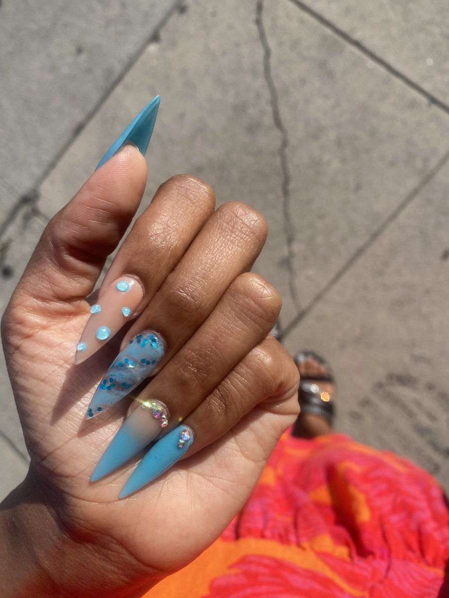 I love my nails down like my tech ate but everytime I look at these they giving « when’s the baby shower? » in my mind! 😭😭 « future boy mom head ass » type beat