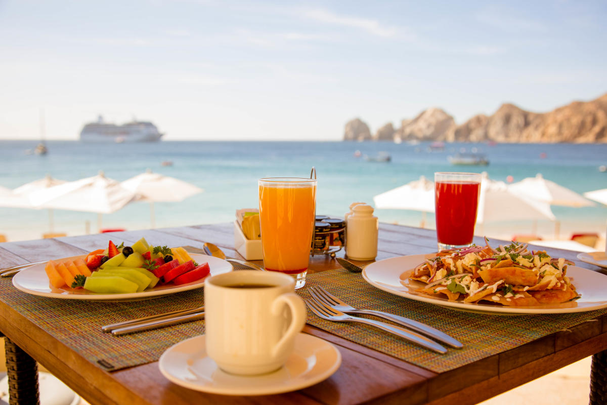 Disfruta un brunch con vistas espectaculares al mar de Los Cabos, una experiencia gastronómica que despertará tus sentidos.🤩🍽️ Conoce la gran variedad de opciones que ofrecen esta delicia culinaria. bit.ly/3JdrPRB