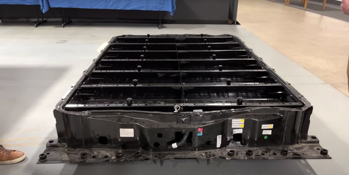 GMC Hummer EV Battery Teardown Proves Our Fears bit.ly/4aQFyJP