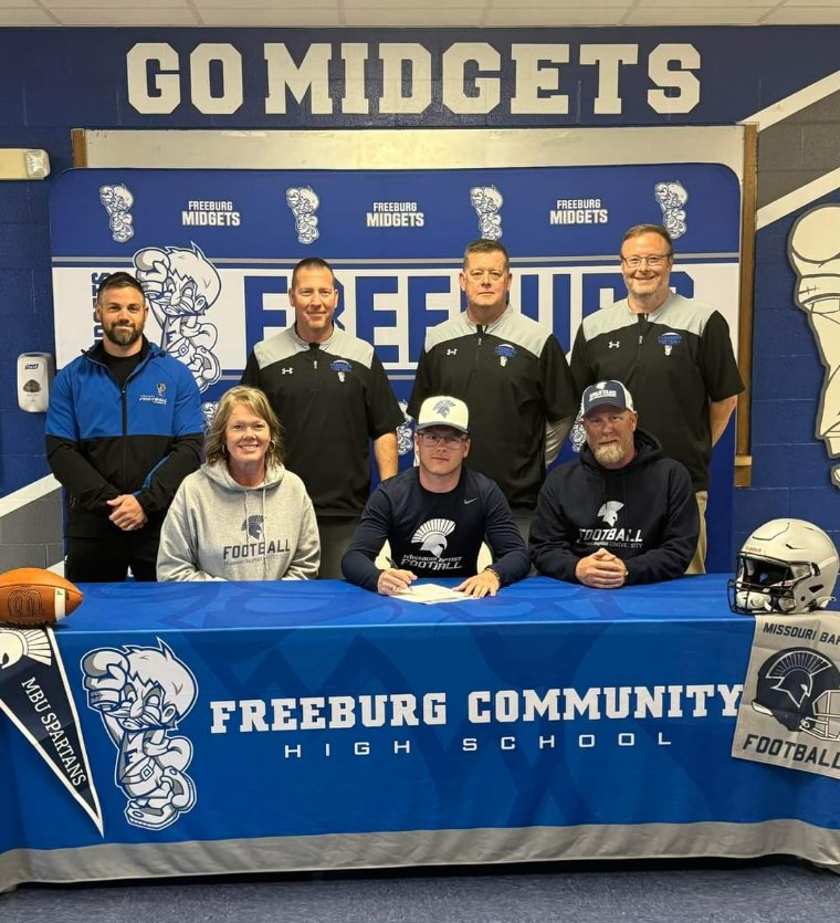 SoWestILHSSport's tweet photo. So proud of this Young Man @TuckerMurphy43. Been watching him play Football for the past 8 years. From Freeburg JR Midgets to @FburgFootball. @MBUFootball is getting a player that gives 110% and then some! Good Luck Tucker! #SpartanOn https://t.co/AMMfDrETwh