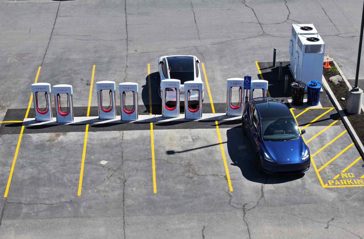 New Tesla Supercharger: Klamath Falls, OR - Crater Lake Parkway (8 stalls) tesla.com/findus?locatio…