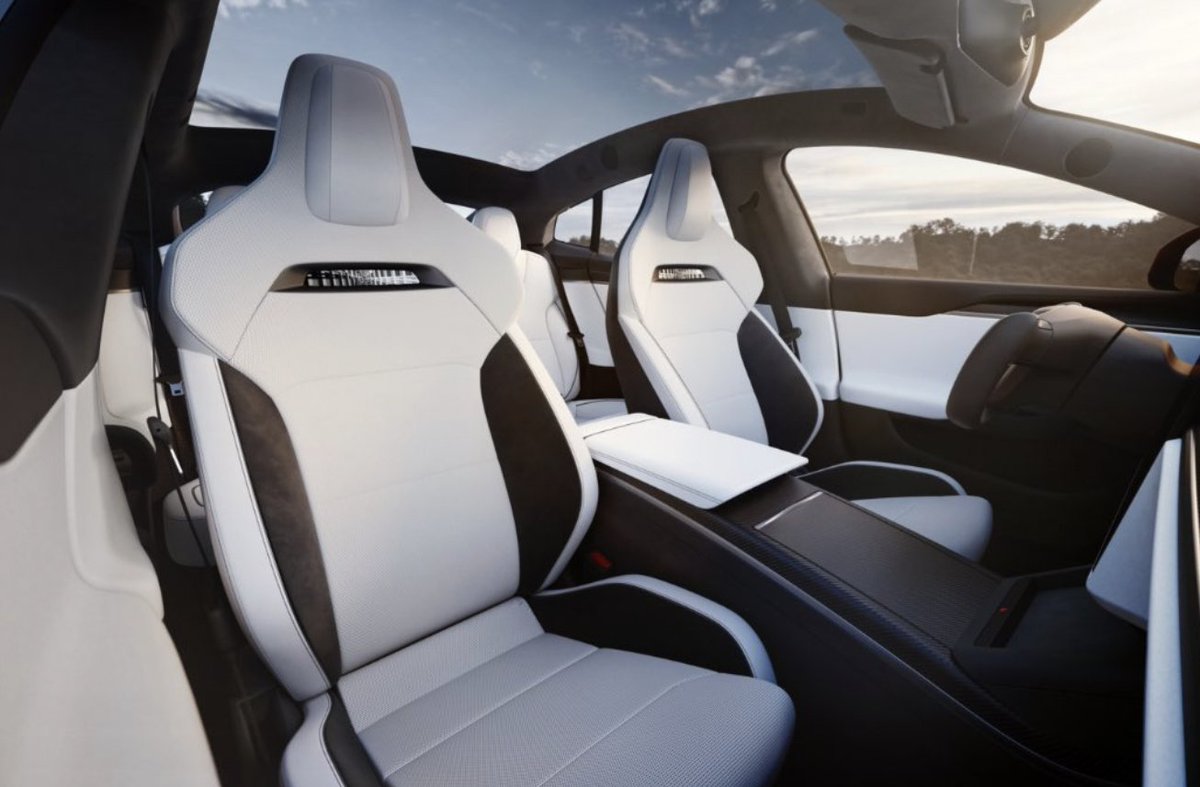 SawyerMerritt's tweet image. BREAKING: Tesla has launched all-new Model S Plaid Sport Seats in North America.

Info:
• Track-inspired bolstering with increased lateral support.
• Seats have performance suede on the bolsters for increased grip &amp;amp; have exclusive Plaid composite décor in the center of…