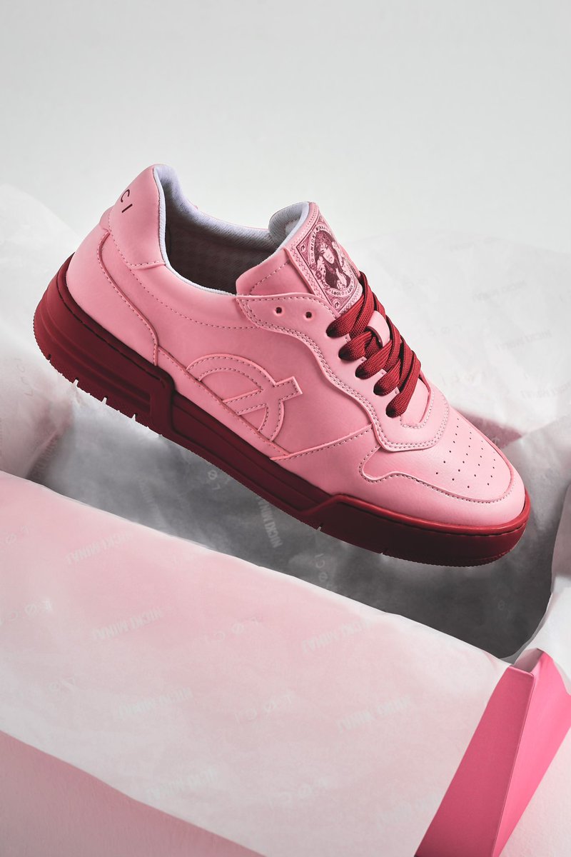 NICKIMINAJ's tweet image. 🩷🎀🫶🏽📦 @lociwear 

uppfirst.com/nicki-register…

If I were you, I’d sign up now. You’ll have first dibs tmrw. That’s all I’ll say about that. 😉😝

Tmrw @ 1pm EST my very OWN sneaker line comes out. This is a DREAM come true. Can’t wait to show you ALL the designs 🎀😘🫶🏽