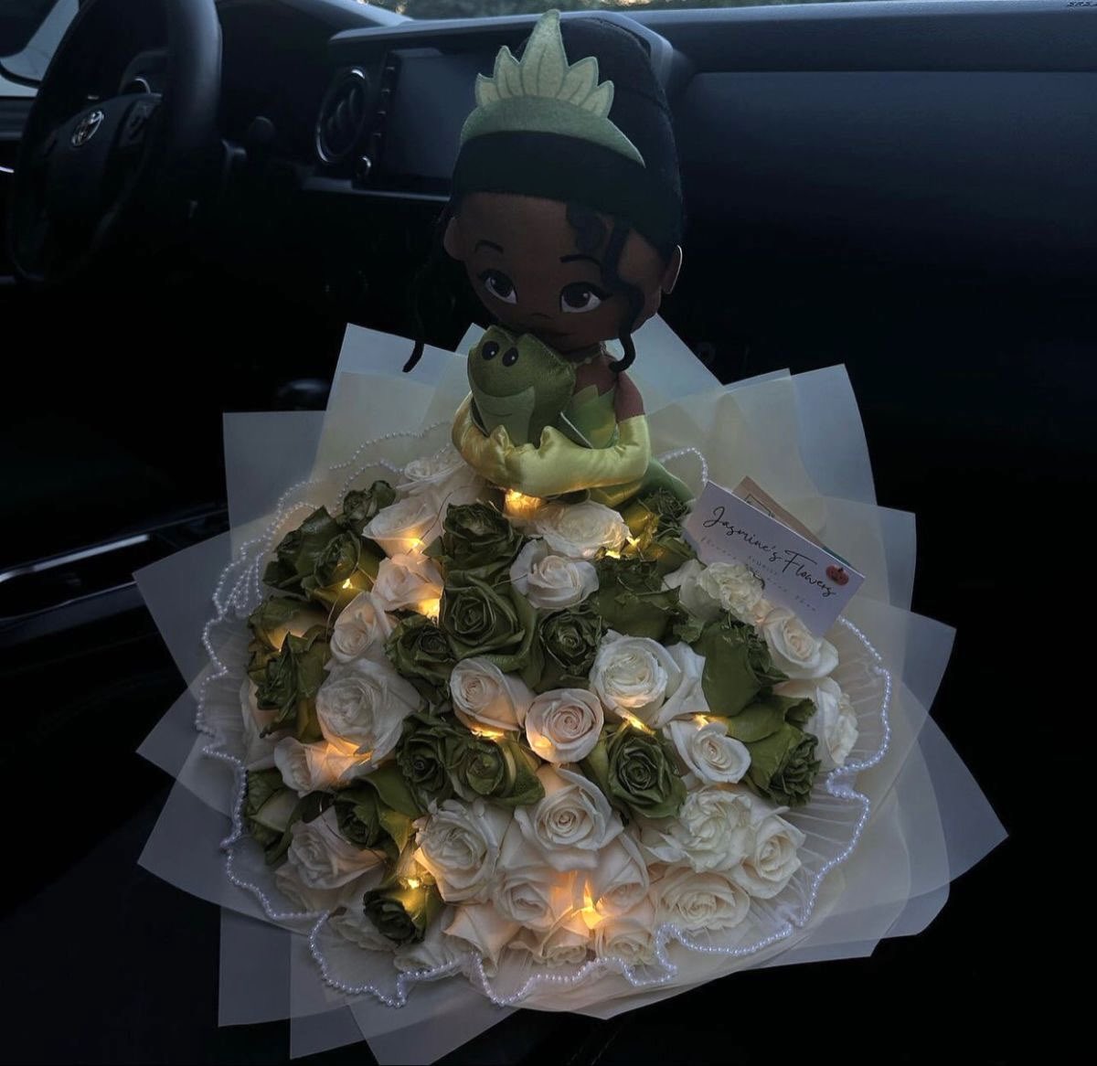 fuckkkkkmylifee's tweet photo. Princess and the frog theme flowers 👑🐸✨ https://t.co/D5zmmIStXk