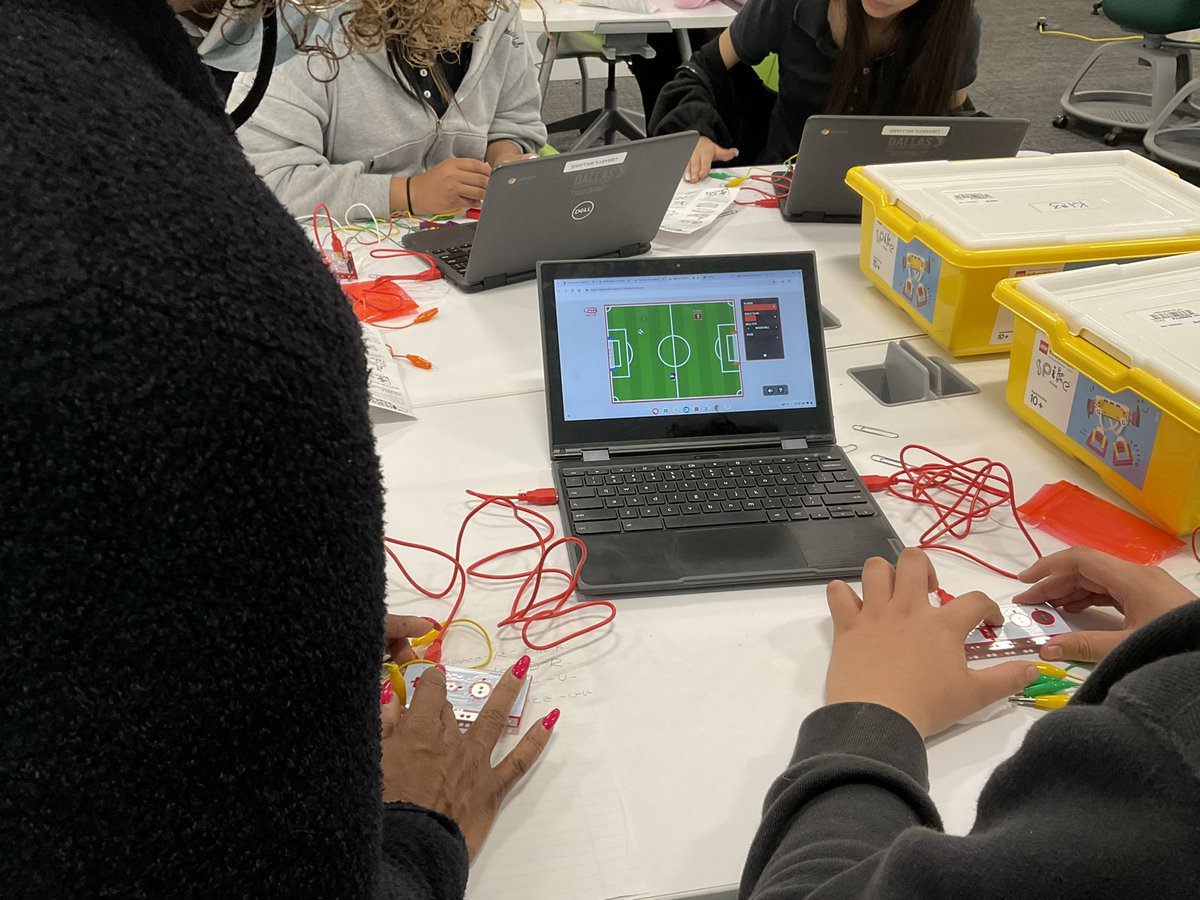 So what do you do to relax after testing? It’s @makeymakey time! @DISD_Libraries @DISDLibrarian @ProjectReadDISD @TbrandtTom @DallasISDSupt @DrElenaSHill
