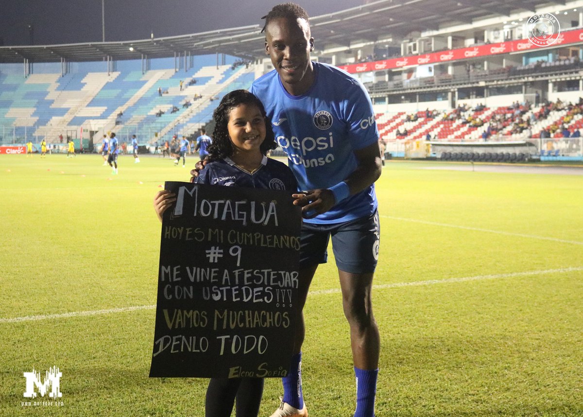 👏|¡ #EstoEsMotagua .....! cumpliendo un sueño más 👏🙌 Ⓜ️🦅| Motagua le cumplio el sueño de conocer a sus jugadores preferidos, la niña Elena Sofía, celebró junto a nosotros sus 9 años de edad. ¡Muchas Felicidades! 🦅🥳👏 #Motagua #CiclonAzul