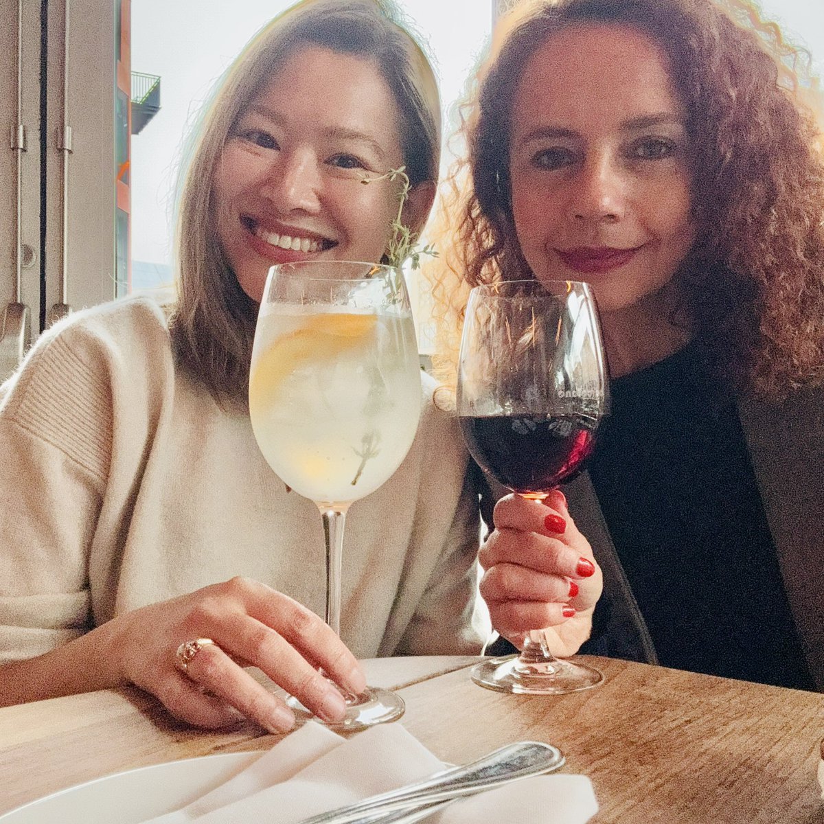 The most beautiful reunion with international politics and conflict scholar (@DelDemUCan’s associate!) @Tamyfakhoury 😍 Tamy joined the Fletcher School at @TuftsUniversity this spring and she already knows the best vino & gin spots in #Boston ♥️