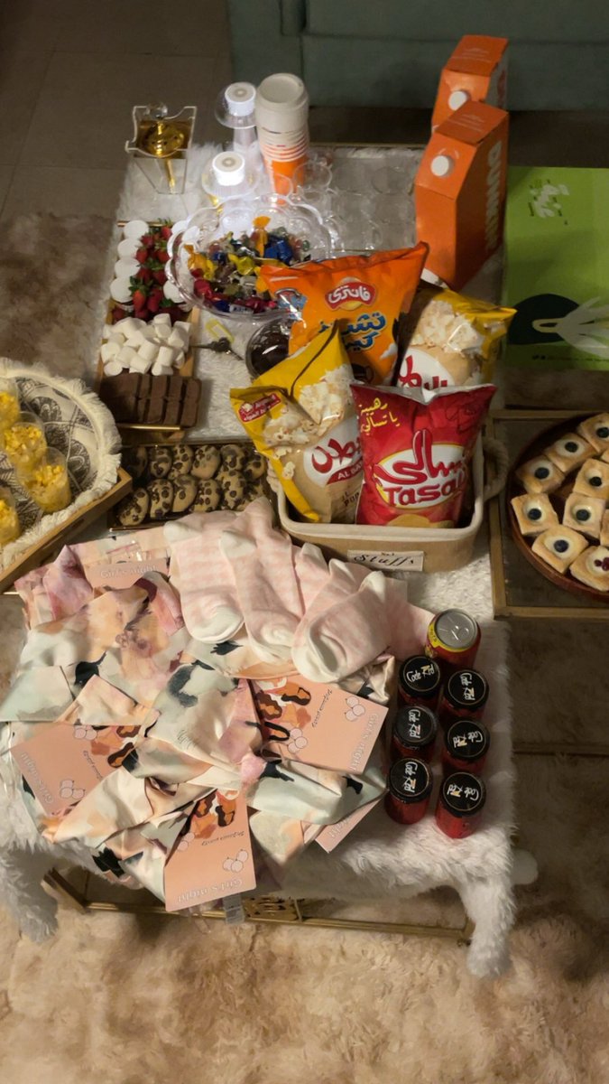 eixtt3's tweet photo. Pajama party at my house🧡. https://t.co/KO501NsFal
