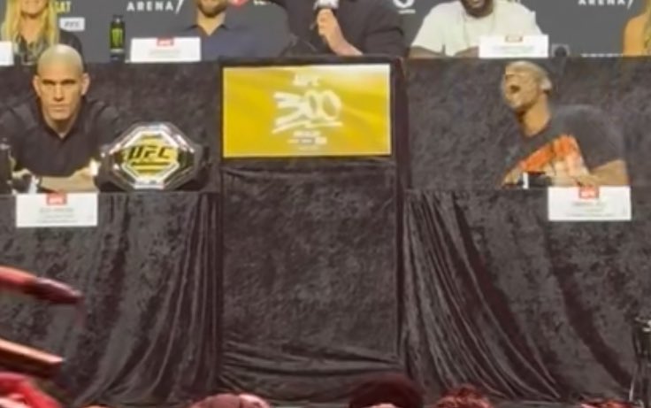 Who are you betting on in the #UFC300 main event. 

🗿🗿🗿