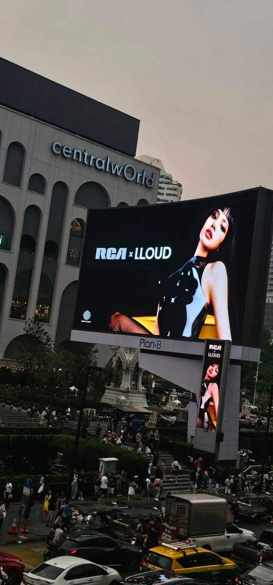 [Spotted] stunning #LISA✨ at the panOramix Central World 🇹🇭 #LISAxRCA #RCAxLLOUD