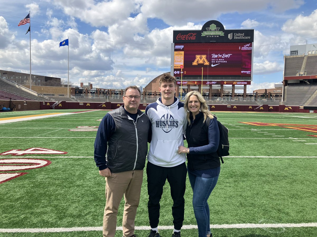 Had a great time today at @GopherFootball. Thanks for having me come to a spring practice and showing me around the campus. Can't wait to come back soon! @JoeRFootball @Shakes_GopherFB @CoachHarbaugh @Coach_Fleck