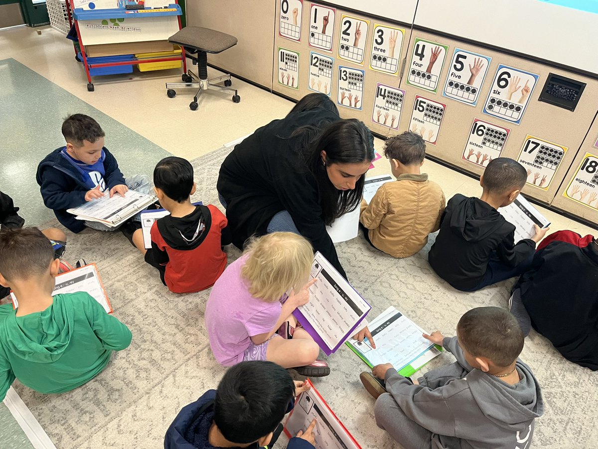 Every student in this 1st grade classroom paired up to read word grids and sentences during whole group. The collaborative “you do” is an important part of the gradual release of responsibility! @BASDLiteracy4Me