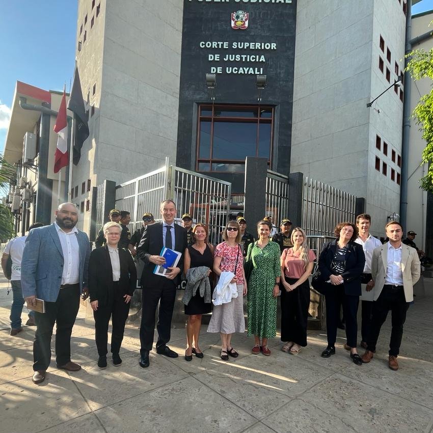 El #EquipoEuropa 🇪🇺🇩🇪🇪🇸🇧🇪🇫🇷🇫🇮 y colegas de Canadá, Estados Unidos y Reino Unido en la sede de la Corte Superior de Ucayali para la lectura de sentencia del caso Saweto esta tarde.
