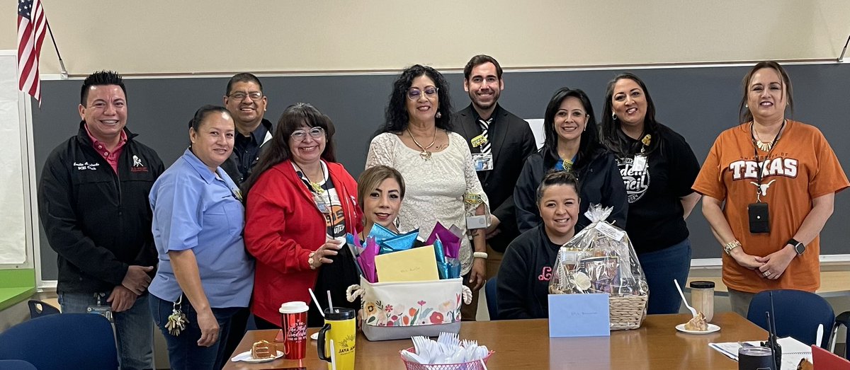 Happy Librarian’s Week to Ms. Morales’s and Ms. Avila! @rmorales_HDHES @SocorroISD