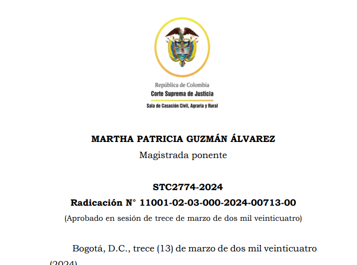 JurisprudenCol's tweet photo. Para satisfacer el enteramiento del proceso al demandado a través de canales digitales, la Sala ha explicado que la carga demostrativa puede cumplirse por cualquiera de los medios de prueba legales siempre que sean útiles para dar certeza al juez

(…) la Corte concluye que el enteramiento por medios electrónicos puede probarse por cualquier medio de convicción pertinente, conducente y útil, incluyendo no solo la presunción que se deriva del acuse de recibo (o que puede ser desvirtuada), sino también su envío. Amén de lo anterior acerca de la forma para acreditar el acuse de recibo o la constatación que la comunicación y sus anexos llegaron a su destinatario, en sentencia STC-2022 esta Corte explicó que esa circunstancia puede verificarse, entre otras formas, (…) a través i). del acuse de recibo voluntario y expreso del demandado, ii). del acuse de recibo que puede generar automáticamente el canal digital escogido mediante sus «sistemas de confirmación del recibo», como puede ocurrir con las herramientas de configuración ofrecidas por algunos correos electrónicos, o con la opción de «exportar chat» que ofrece WhatsApp, o inclusive, con la respectiva captura de pantalla que reproduzca los dos «tik» relativos al envío y recepción del mensaje, iii). de la certificación emitida por empresas de servicio postal autorizadas y, iv). de los documentos aportados por el demandante con el fin de acreditar el cumplimiento de las exigencias relativas a la idoneidad del canal digital elegido (…)»

Frente a este último aspecto se insistió en que, (…) si el interesado en la notificación decide probar el cumplimiento de las exigencias legales mediante mensajes de datos, es indudable que los mismos deberán ser aportados “en el mismo formato en que fueron generados, enviados, o recibidos, o en algún otro formato que lo reproduzca con exactitud” de conformidad con el artículo 247 del Código General del Proceso.

“Verbi gracia”, mediante la aportación de un dispositivo externo que permita la respectiva visualización -usb, cd, disco duro, etc.-; o mediante la entrega del equipo en el que fue generada o recibida la misiva, por ejemplo, suministrándolo en audiencia para que el juez inspeccione y verifique lo pertinente. También es posible que el contenido del mensaje de datos se dé a conocer al juez en un medio distinto al formato de origen; así lo permite el inciso 2° del canon en cita, caso en el cual se valorará “de conformidad con las reglas generales de los documentos”. Tal evento puede ocurrir cuando se imprime la misiva y se aporta en físico al expediente.

Ahora, dado que en la actualidad se permite la presentación digital de demandas, anexos y memoriales, la aportación de esos mensajes puede realizarse mediante la fotografía de los mismos a través de la herramienta de captura de pantalla o screenshots»

En relación con las capturas de pantalla o fotografías, se ha explicado referente a su valoración que es necesario que el juez tenga certeza sobre su origen, conforme a las reglas relativas a la autenticidad de documentos, en los términos del artículo 244 del Código General del Proceso, medios de prueba que pueden ser desvirtuados por la parte contra quien se aducen desconociéndolos o tachándolos de falsos, en atención a lo previsto en los artículos 269 a 274 ibidem.

En la sentencia que viene de citarse, se dejó claro que, (…) los datos contenidos en una conversación de WhatsApp - texto, fotografías, videos, emojis, gifs, stickers- comportan mensajes de datos que pueden ser aportados en su formato original allegando el dispositivo en el que se produjeron al juzgador para que se efectúe sobre él la inspección correspondiente, o a través del documento electrónico que se origina mediante la opción de “exportar chat” que contiene esa aplicación, o simplemente, con la reproducción de esa conversación en una impresión en papel o en una fotografía o captura de pantalla sobre la misma

Tales exigencias se pueden demostrar, como se dijo, mediante cualquier medio de prueba, entre ellos, y a modo de ejemplo, mediante “la simple impresión en papel de un mensaje de datos [el cual] será valorado de conformidad con las reglas generales de los documentos”, elementos conocidos en la actualidad bajo el rótulo de screenshots - capturas de pantalla - pantallazos – fotografías captadas mediante dispositivos electrónicos, o incluso, mediante audios o grabaciones que puedan resultar lícitos, conducentes y pertinentes en relación con las circunstancias que se pretenden acreditar, esto es, la idoneidad, pertinencia y eficacia del canal digital elegido.

Ahora bien, en cuanto a la carga de la prueba, con el ánimo de salvaguardar los derechos de defensa y contradicción del demandado o destinatario de la notificación electrónica, en el párrafo 5º del artículo 8º de la Ley 2213 de 2022, se consignó la posibilidad de discutir acerca de la forma en que se llevó a cabo el acto de enteramiento, a través de la nulidad procesal correspondiente, al indicar, «cuando exista discrepancia sobre la forma en que se practicó la notificación, la parte que se considere afectada deberá manifestar bajo la gravedad del juramento, al solicitar la declaratoria de nulidad de lo actuado, que no se enteró de la providencia, además de cumplir con lo dispuesto en los artículos 132 a 138 del Código General del Proceso.

Por esa senda, el inciso 4º del artículo 134 del Código General del Proceso, dispone que el juez decidirá sobre la nulidad una vez surtido el traslado a la parte contraria y luego del «decreto y práctica de las pruebas que fueren necesarias» y, por su parte, el artículo 135 ibidem, refiere que, quien alega la nulidad debe estar legitimado para proponerla, aludir la causal invocada y los hechos que sirven de sustento, «y aportar o solicitar las pruebas que pretenda hacer valer».

En efecto, de la Ley 2213 de 2022 se infiere que, inicialmente, la prueba del acuse de recibo debe ser aportada por el demandante o interesado en que se tenga por satisfecho el acto de notificación, sin embargo, dependiendo las particularidades del caso, el demandado o destinatario del mensaje de datos también puede cumplir esa labor cuando, pese a la documentación aportada por el demandante, considera que no pudo acceder a la comunicación enviada y sus anexos, bajo el entendido de que, «justamente es a él a quien le interesa demostrar la falta de acceso al mensaje con el fin de que no se entienda iniciado el cómputo del término otorgado»

Luego es el trámite incidental de nulidad, el escenario natural para debatir acerca de la efectividad de la notificación, en el que resulta de vital importancia indagar sobre los elementos probatorios que las partes aporten para acreditar o desvirtuar la recepción de la comunicación y sus anexos remitidos vía electrónica por el demandante a su contraparte.

Portal de actualización Jurisprudencial. Solicita tu suscripción aquí 👉 https://t.co/LAQoZz9cUI