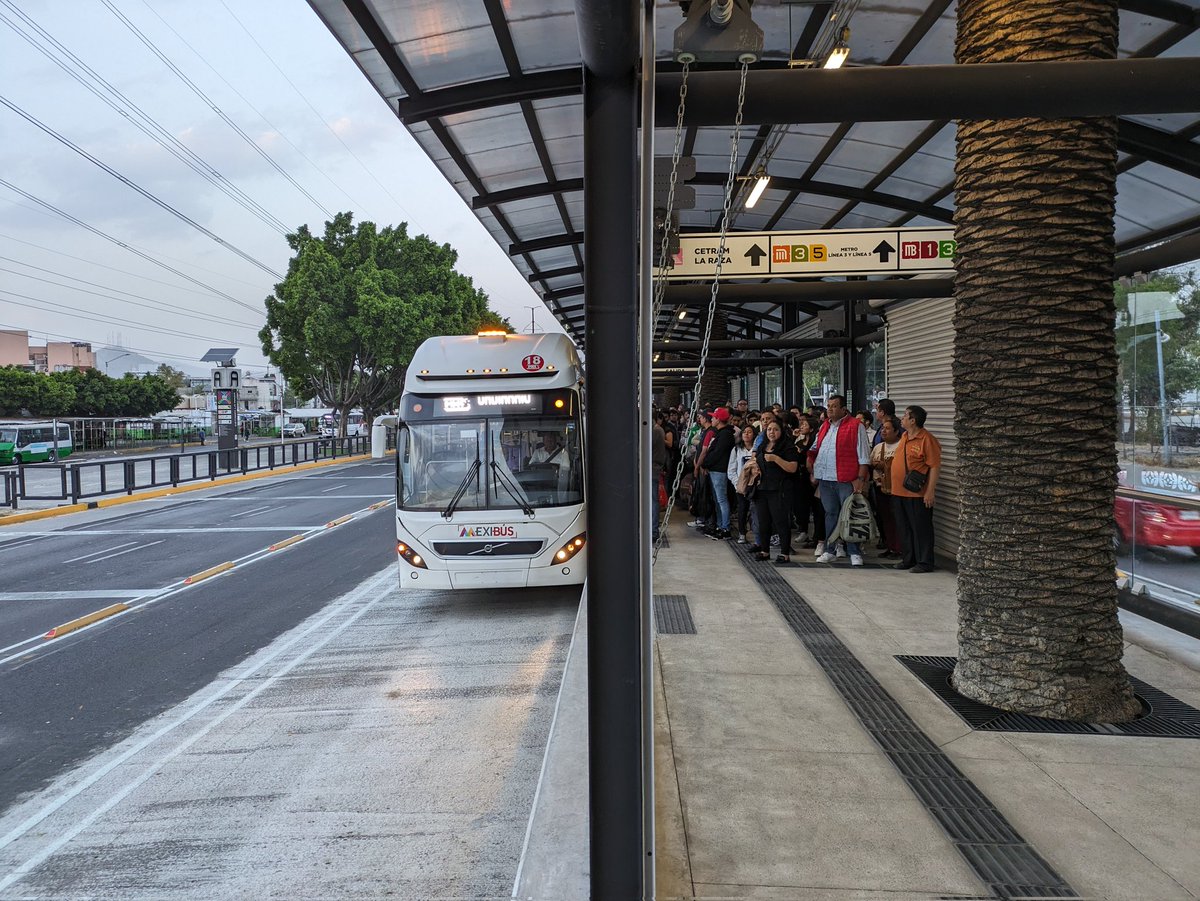 Gracias a la estación de @MetrobusCDMX - @MexiBus_4 en La Raza, para personas que van de la CDMX al EdoMex, el transbordo es más directo y sencillo. Particularmente en la hora pico de la tarde.