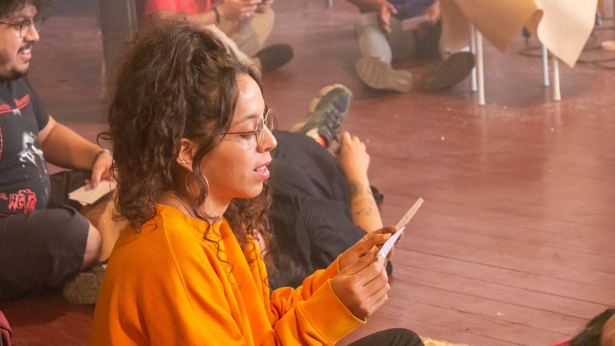 BienalResiste's tweet photo. Pensar(nos) desde las posibilidades de nuestros cuerpos - Beto Pérez [Mx] y Milko Delgado [Panamá] 💥

Durante este breve encuentro de meditación guiada se compartieron herramientas imaginativas para reivindicar el cuerpo, a partir de la experiencia seropositiva de lxs artistas. https://t.co/kW3MFDvGZe