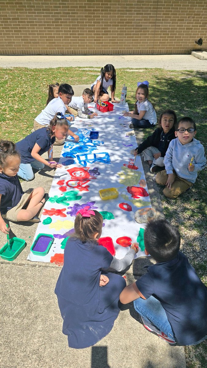 ZamoraPKEsparza's tweet photo. Artsy Thursday #WOYC24  our PreK classes painted their own "murals" after reading "Maybe something beautiful" by Isabel Campoy. @NISDEsparza @NISD_ECE @laura_beltran_3 https://t.co/UnZduGxF2E