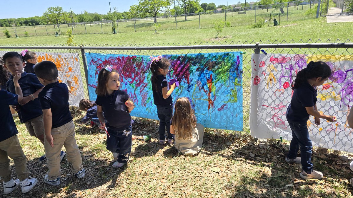 ZamoraPKEsparza's tweet photo. Artsy Thursday #WOYC24  our PreK classes painted their own "murals" after reading "Maybe something beautiful" by Isabel Campoy. @NISDEsparza @NISD_ECE @laura_beltran_3 https://t.co/UnZduGxF2E