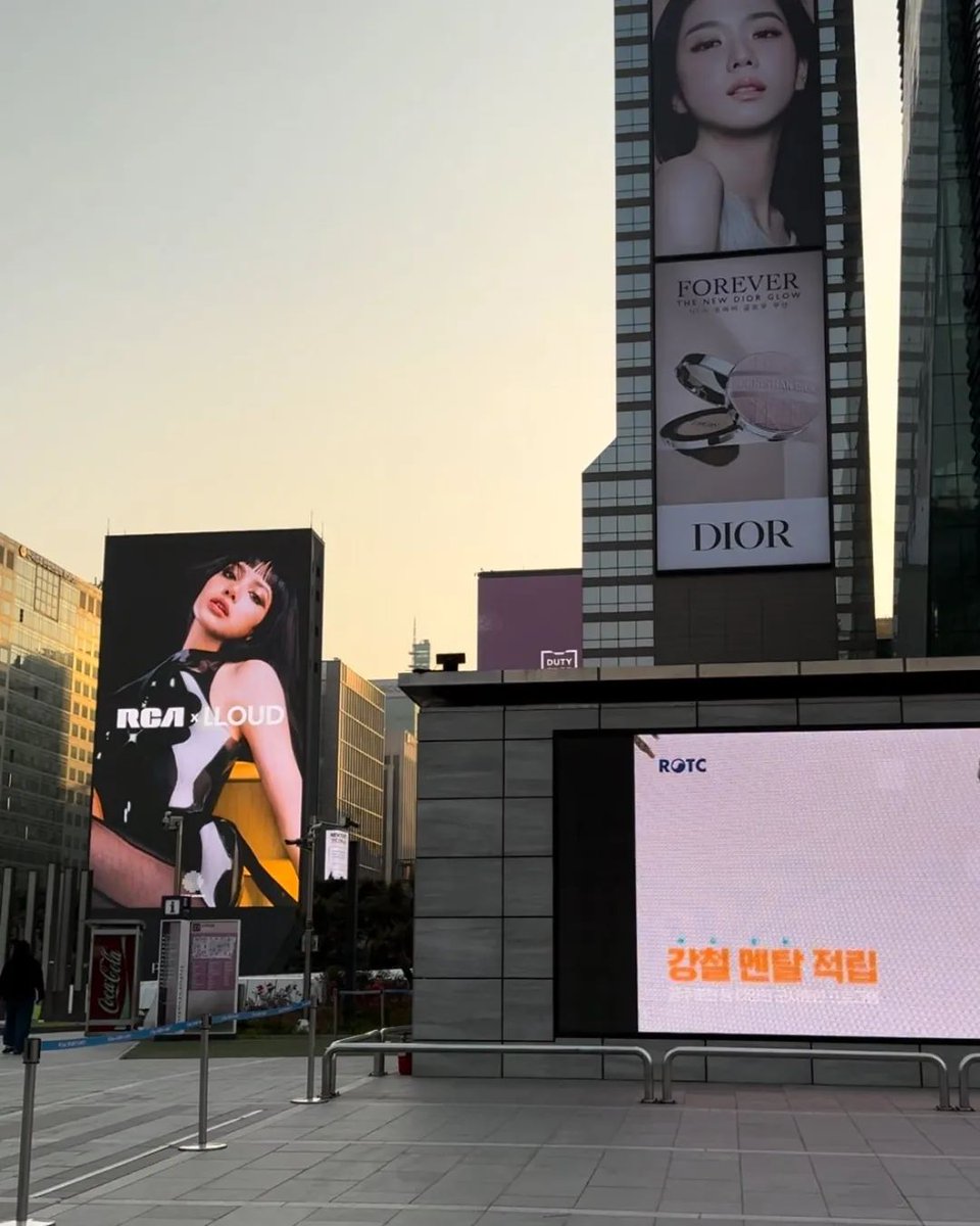 #LISA's advertising screens were spotted celebrating it's partnership with #RCARecords in SEOUL 🇰🇷🔥 #LISAxRCA #RCAxLLOUD #LLOUDxRCA