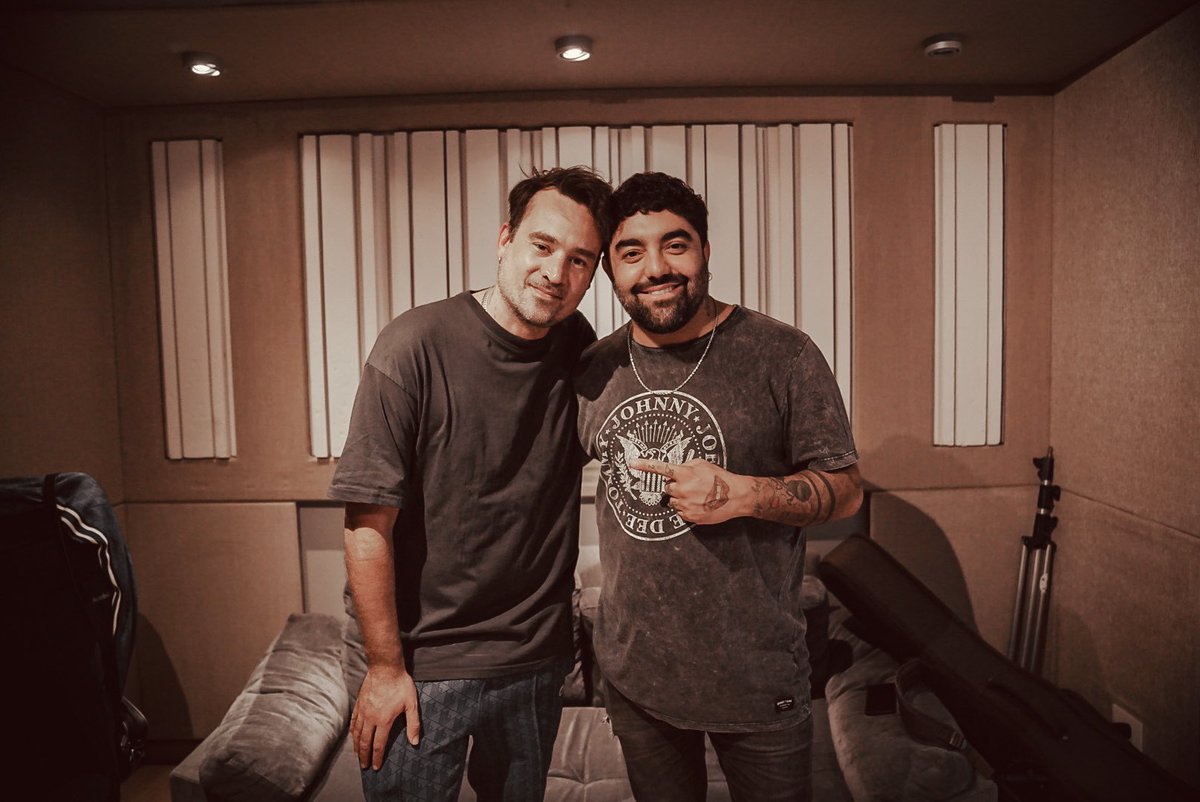 Cuando crees que chano no puede más, sale de terapia, va al Lolla, vuelve Tan Bionica, mete 2 el velez, 2 estadios único, 1 river, etc...se supera y mete alta canción 🙌🏼🥹⚡️