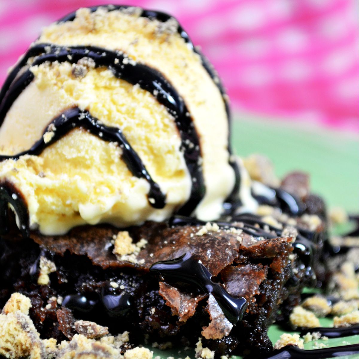 This S'mores Brownie Sundae Recipe encompasses everything that I love about summer goodies: ice cream, chocolate, and of course, S'mores! S'more just scream S U M M E R T I M E, don't they? therebelchick.com/smores-brownie…