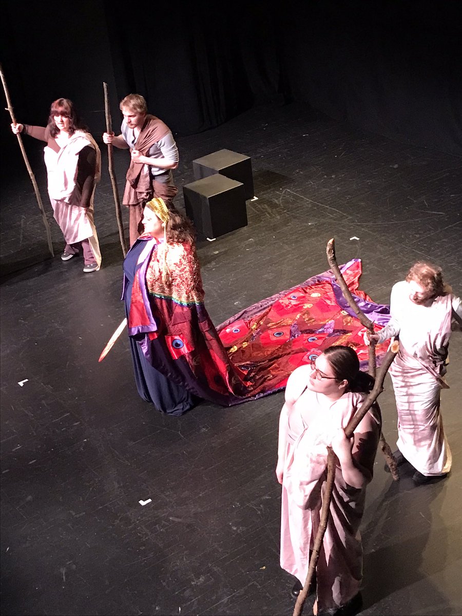 theoctopiehole's tweet photo. 🎶Sing now in Hades
Underground ladies
Sword-sharpened paid fees
From that sad
limp
sack
of my husband 🎶

Alex Seiler (who’s heading off to @ClassicsAtUCLA this fall) has been utterly killing it as Clytemnestra (which has long been one of their dream roles) 🦚🗡🩸 https://t.co/cdgDsgZLMb