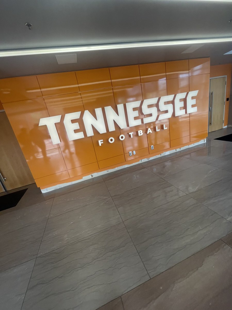 I Had a great time in rocky top today!Thank you for the opportunity @DLahmann_UTK and @S_Ruzic to learn more from the #vols !!🐕🟠⚪️@CoachEarly24 @CoachDollar @CoachEdwards10 @CoachSing18 @Ztaisler