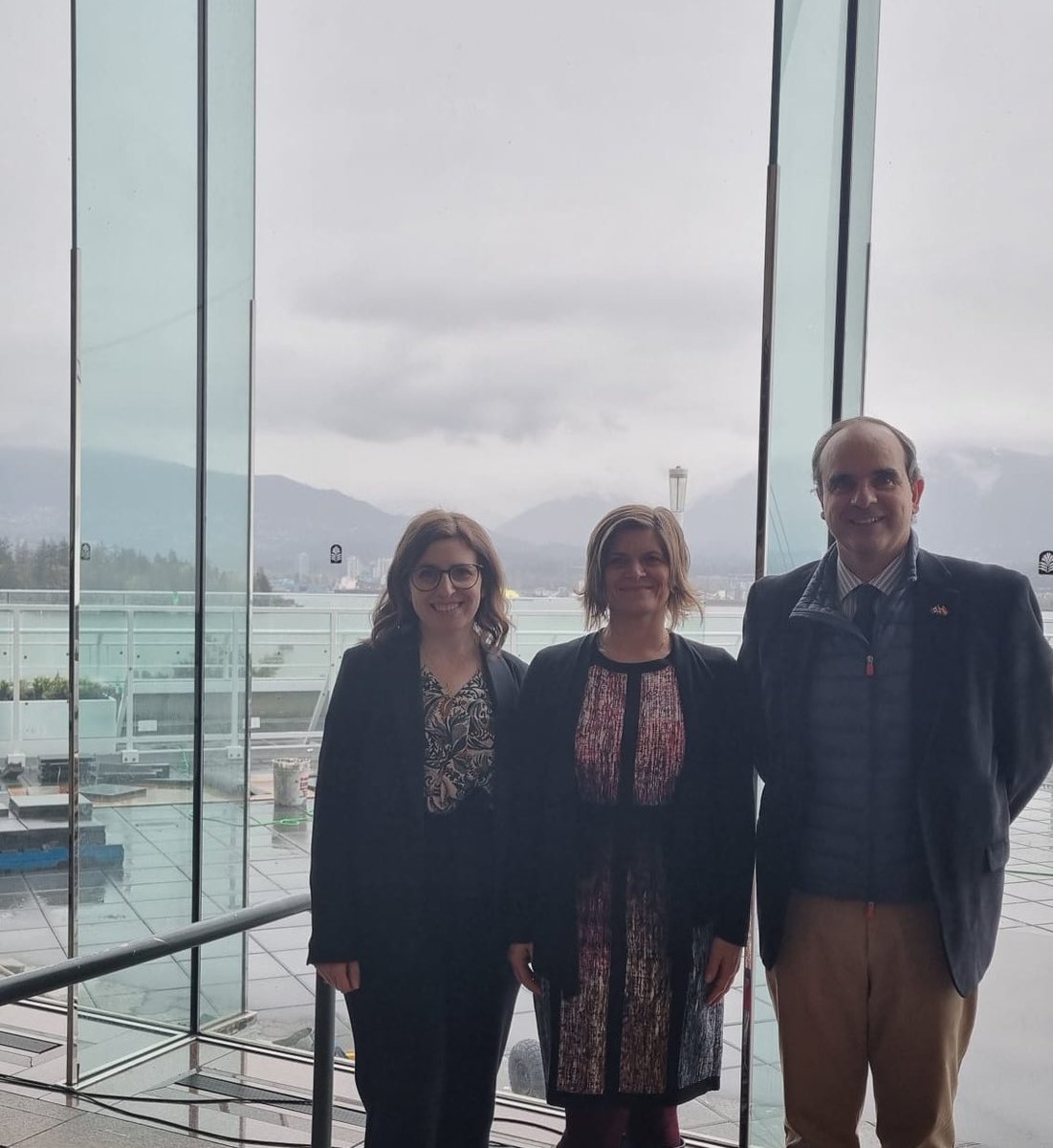 Grata reunión con las representantes del Departamento de Español de la Universidad de Columbia Británica @UBC para estrechar la colaboración con @EmbEspCanada . La Costa Oeste de 🇨🇦 habla español. Successful meeting with representatives of the Spanish Department of the