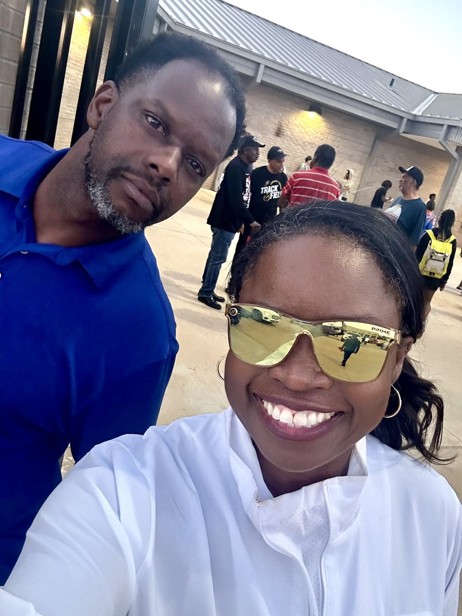 drgoffney's tweet image. I love a good track meet. #Superproud of #myAldine athletes. Thankful for our coaches who invest their time. Watched the events with our Executive Director of @AthleticsAisd while the hubby reminisced with our hometown family. I also met my husband’s principal, Dr. Smith!