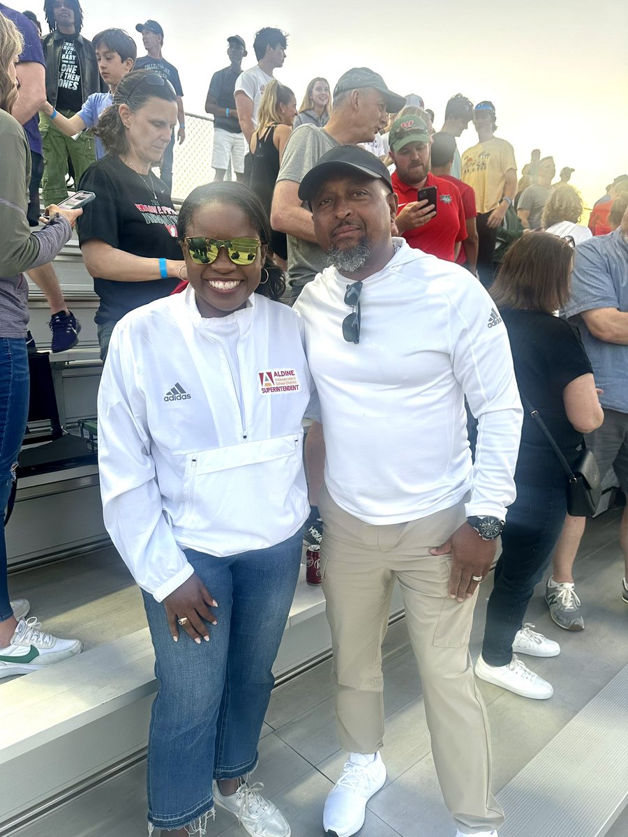 drgoffney's tweet image. I love a good track meet. #Superproud of #myAldine athletes. Thankful for our coaches who invest their time. Watched the events with our Executive Director of @AthleticsAisd while the hubby reminisced with our hometown family. I also met my husband’s principal, Dr. Smith!