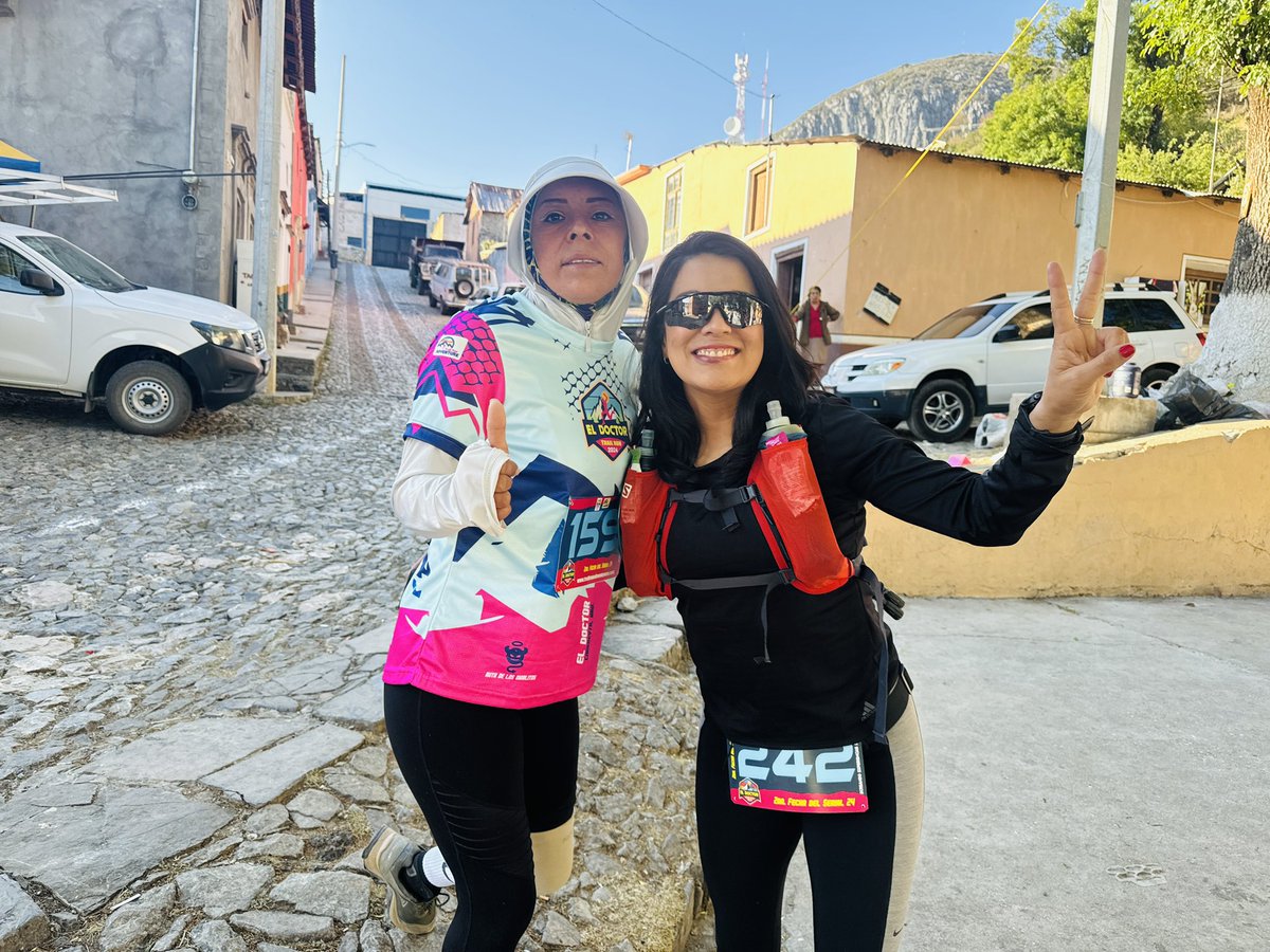 JOCARunning's tweet photo. La #corredera no solo te permite conocer lugares que solo corriendo llegas a ellos, si no también haces amigos que tienen la misma pasión ⛰️💚🏃🏻‍♀️🏃🏻‍♂️ Gracias 🥰👋 Un gusto conocerlos y saludarlos en persona ✌️😎  

#TrailElDoctor #running #correr #mountainrunning #trailrunning #run https://t.co/I3dH4rpndy