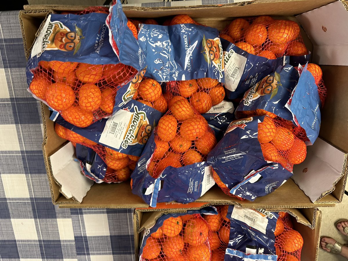 Thank you to Second Harvest Food Bank for donating a bag of mandarin oranges to all of our students and staff today.  This was a delightful treat!  We are fortunate to have you contributing this yummy fruit for our health and wellness. 🍊 #ittakesavillage