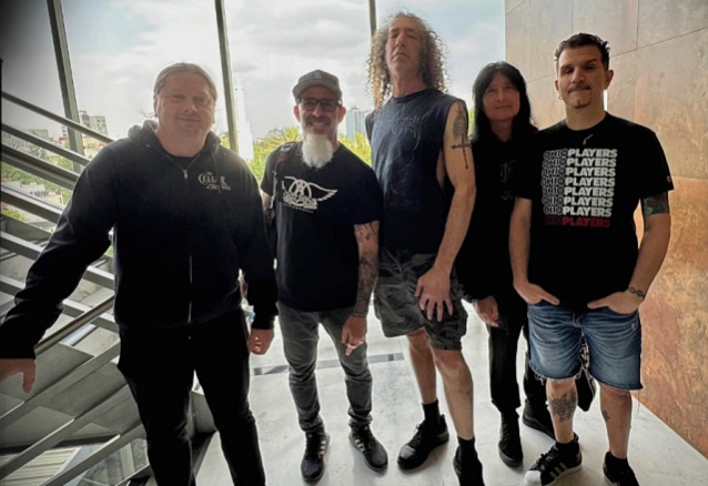 ANTHRAX Shares First New Photo With Original Bassist DAN LILKER blabbermouth.net/news/anthrax-s…