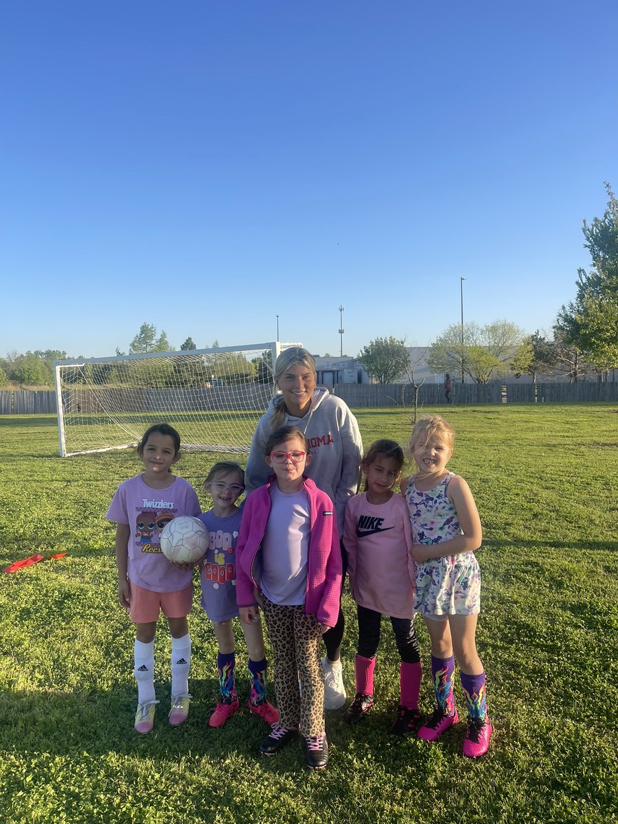 Love helping out these little girls! Showing them the sport I love everyday ☝🏻❤️  <a href="/OU_WSoccer/">Oklahoma Soccer</a>