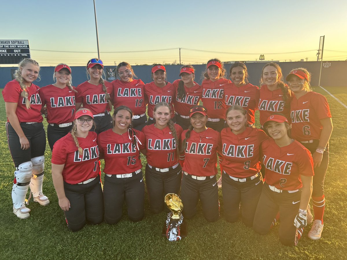 DISTRICT CHAMPIONS‼️ This group competed tonight! The bats got going late and @ruiz_maddison was 🔥 on the mound with 14K’s! The jobs not done yet👏🏼 #G3