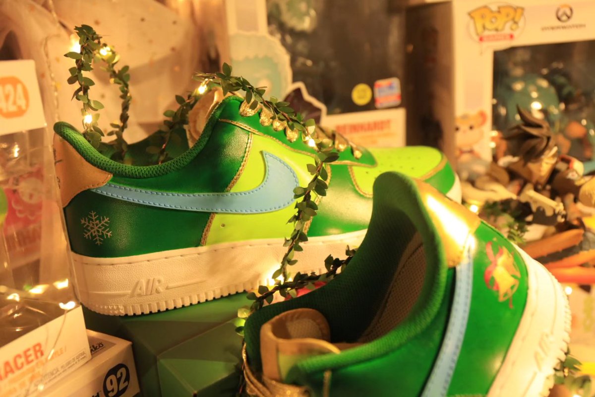 out_ctm's tweet photo. Overwatch 2 "Jingle" Tracer Custom Sneakers 

#øutcustom #outcustom #sneakers
#sneakercustoms #customsnekaers
#Overwatch2 #Overwatch
#Tracer #blizzard #nike #nikeairforce #af1 #airforce1 https://t.co/8hpt5JoIix