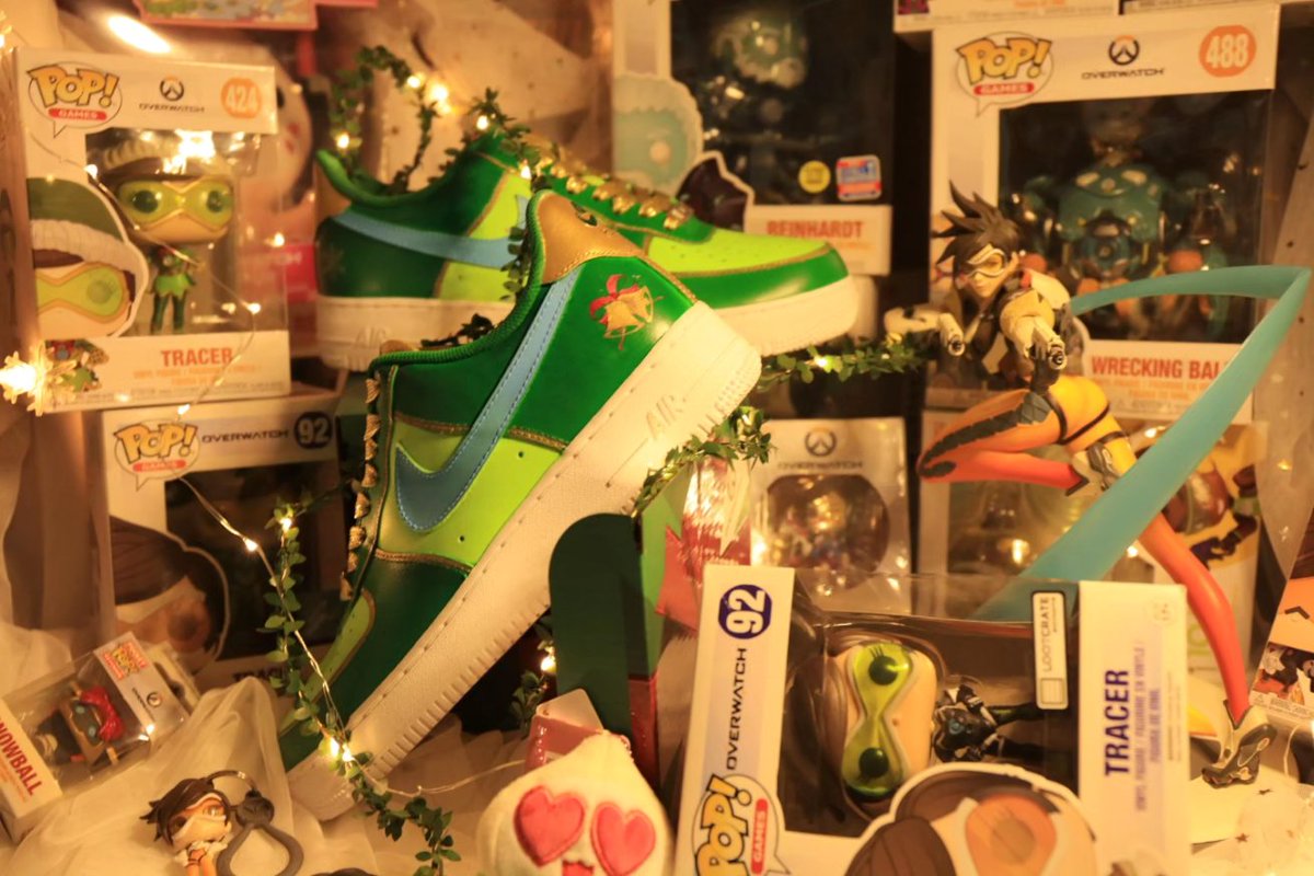 out_ctm's tweet photo. Overwatch 2 "Jingle" Tracer Custom Sneakers 

#øutcustom #outcustom #sneakers
#sneakercustoms #customsnekaers
#Overwatch2 #Overwatch
#Tracer #blizzard #nike #nikeairforce #af1 #airforce1 https://t.co/8hpt5JoIix