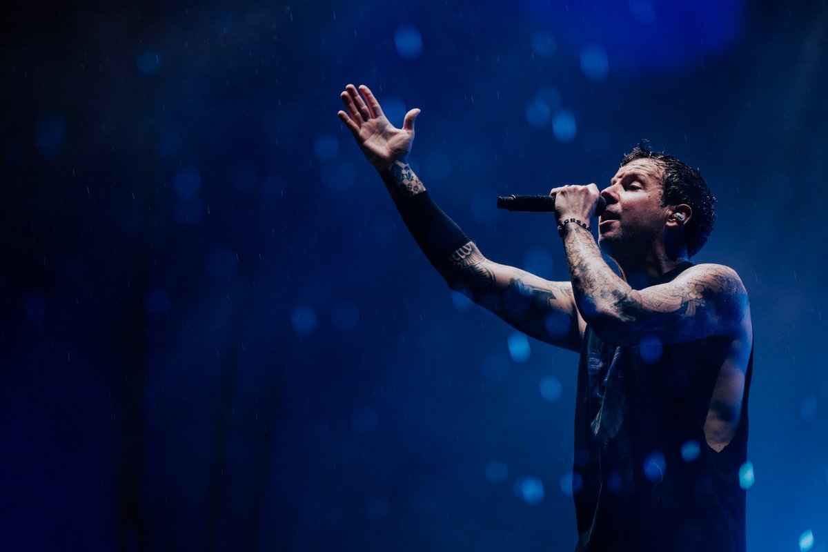 'Under my umbrella-ella-ella' - @pierrebouvier @simpleplan at @iwannabe_tour