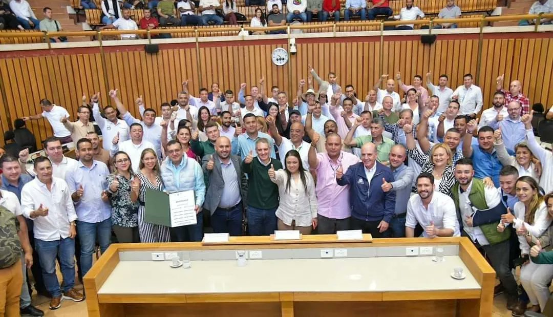 🌟 ¡Muy pronto, San Andrés de Cuerquia contará con un kilómetro más de placa huella!

Hoy celebramos con orgullo la firma simbólica del compromiso para su construcción.