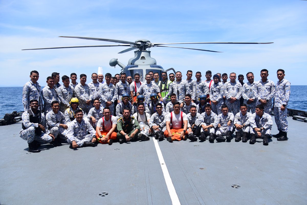 Tinjau Prihatin Panglima Armada Timur turun padang bersama warga KD SELANGOR semasa kapal dalam pelayaran operasi di laut. Aktiviti ini adalah untuk menghargai pengorbanan mereka yang bertugas di perbatasan negara semasa Hari Raya. #NavyNews