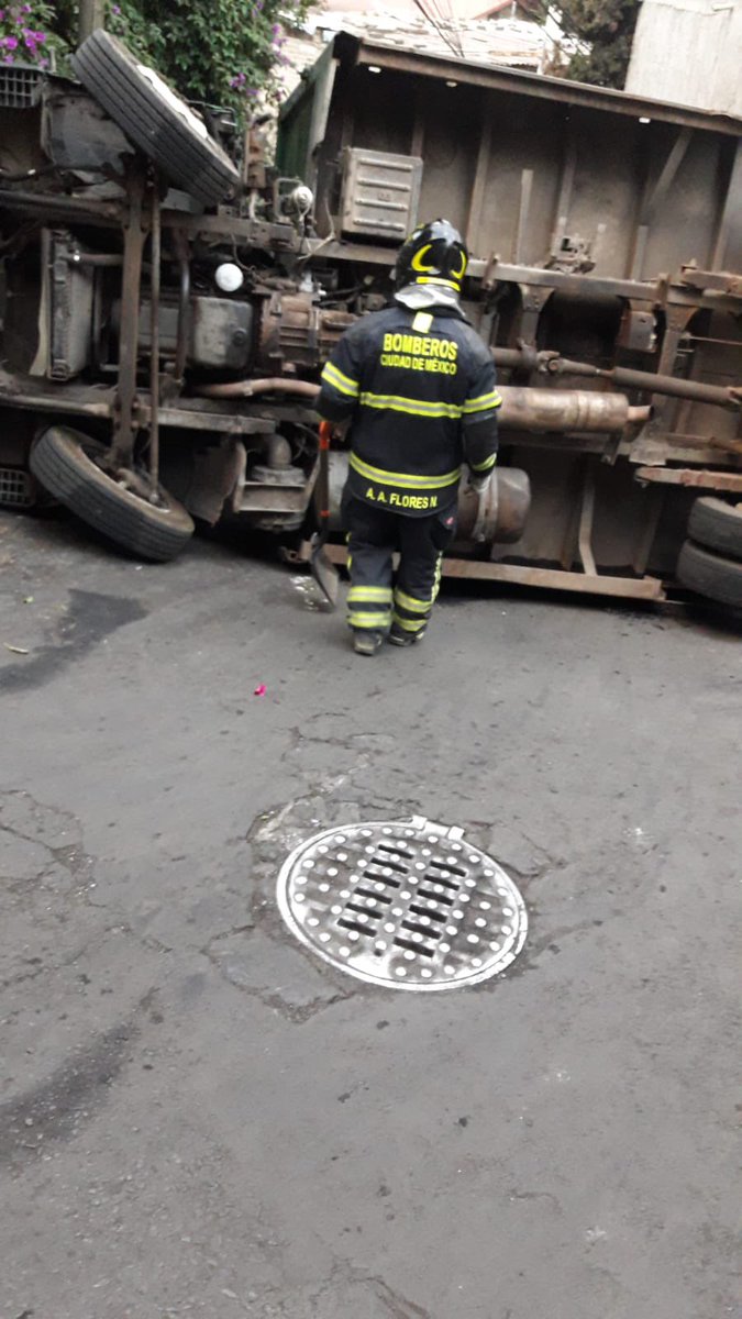 Atendemos volcadura de un camión que transportaba carbón vegetal, en calle Tlahuiltepec, colonia San Lucas Oriente, en @XochimilcoAl.