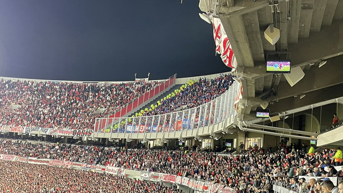 🚨 ATENCIÓN | Habilitaron el ingreso de las banderas para los hinchas de Nacional. Era ilógica la medida de River en lo previo, más ilógica era la argumentación, pero aún más ilógica era ver como en todas las tribunas SI había banderas del local.