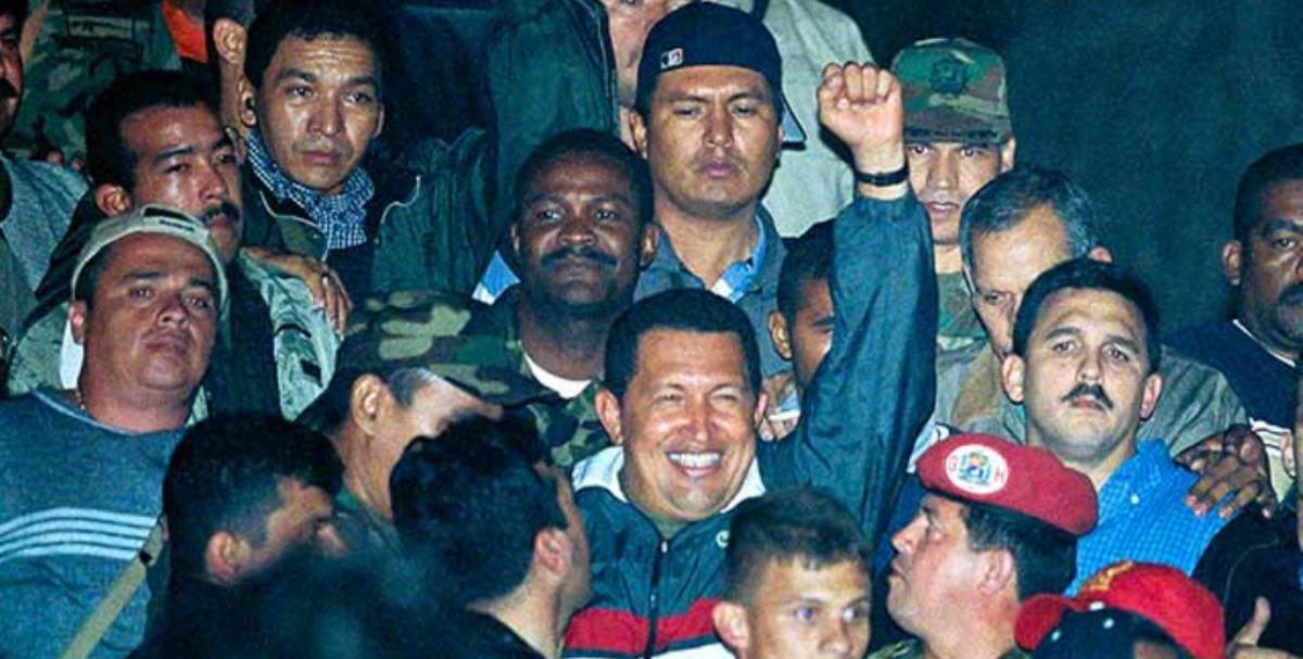 VillegasPoljak's tweet photo. #Informo
Con fecha de hoy #11Abr 2024 el Instituto de Patrimonio Cultural dictó providencia administrativa mediante la cual declara como #PatrimonioCultural de #Venezuela toda la documentación histórica vinculada al golpe y contragolpe del 11, 12 y 13 de abril de 2002.
La providencia, suscrita por la presidenta del IPC, Dinora Cruz, dispone de cinco artículos, a saber:
Artículo 1.
Se declara BIEN DE INTERES CULTURAL de la República Bolivariana de Venezuela como elementos de la Memoria Histórica de la Nación los documentos audiovisuales y radiofónicos que se encuentran registrados en las redes y medios de comunicación social, así como los testimonios de los actores políticos protagonistas y testigos de los hechos sucedidos durante los días 11, 12, 13 y 14 de abril de 2002, así como la carta escrita de puño y letra en cautiverio por el Comandante Hugo Chávez Frías, en la cual desmiente su renuncia a la Presidencia y la bibliografía histórica que recoge la gesta cívico-militar como factor determinante para impedir las pretensiones conspirativas que acechan a la República Bolivariana de Venezuela.
Artículo 2.
El Estado velará por fomentar la difusión, conservación, preservación y salvaguarda de los elementos de la Memoria Histórica de la Nación, los documentos audiovisuales y radiofónicos que se encuentran registrados en las redes y medios de comunicación social, así como los testimonios de los actores políticos protagonistas y testigos de los hechos durante los días 11, 12, 13 y 14 de abril de 2002, así como la carta redactada y escrita por puño y letra en cautiverio por el Comandante Hugo Chávez Frías, por parte de organismos públicos y privados, responsables de garantizar el mantenimiento de su valores en el espacio y el tiempo.
Artículo 3.
Se le instruye al Archivo General de la Nación la sistematización y resguardo de todos los elementos Memoria Histórica de la Nación vinculados con los sucesos de 11, 12, 13 y 14 de abril de 2002, a través de un repositorio digital para su protección, preservación, promoción y salvaguardia de dichos elementos de la memoria histórica.
Artículo 4.
Se acuerda notificar del presente acto al Ministerio del Poder Popular para la Cultura, Ministerio del Poder Popular para las Relaciones Interiores Justicia y Paz, Ministerio del Poder Popular para Educación, así como a Gobernadores y alcaldes de todo el país.
Artículo 5. Se ordena la inscripción del mencionado Bien de Interés Cultural en el Registro del Patrimonio Cultural de Venezuela del Instituto del Patrimonio Cultural.
Artículo 5.
Se ordena la publicación de la presente Providencia Administrativa en la Gaceta Oficial de la República Bolivariana de Venezuela.