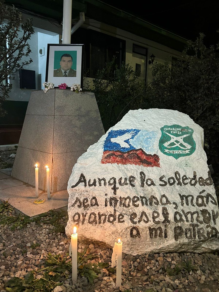 ⚫️ A 4.000 metros sobre el nivel del mar y donde nace Chile, nuestros @CarabArica de la 2da. Comisaría de #Putre rinden un sentido homenaje a nuestro camarada, quien fue asesinado protegiendo a su familia de un asalto. Teniente Emmanuel Sánchez Soto (Q.E.P.D) 🕊️