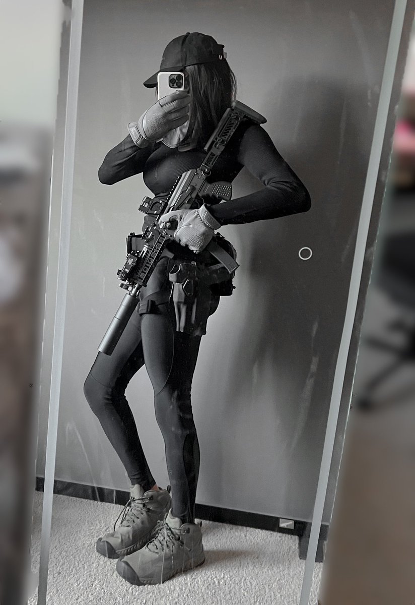 HyeonHyunHyoon's tweet photo. Black and gray operator fit https://t.co/Vq3Zg5xoQ6