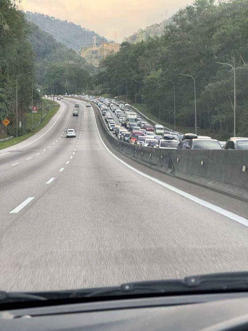 mynewshub's tweet photo. Sesak luarbiasa dari tol LPT1 Karak hala KL dari petang semlm hingga awal pagi ini. Sapa dlm group yg terkena...tak jem bukan raya namanya kan!! https://t.co/gdRl0FFCbp