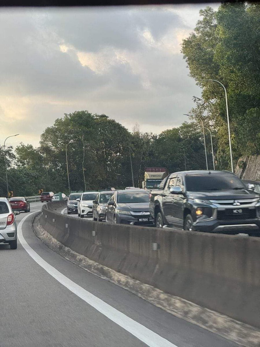 mynewshub's tweet photo. Sesak luarbiasa dari tol LPT1 Karak hala KL dari petang semlm hingga awal pagi ini. Sapa dlm group yg terkena...tak jem bukan raya namanya kan!! https://t.co/gdRl0FFCbp