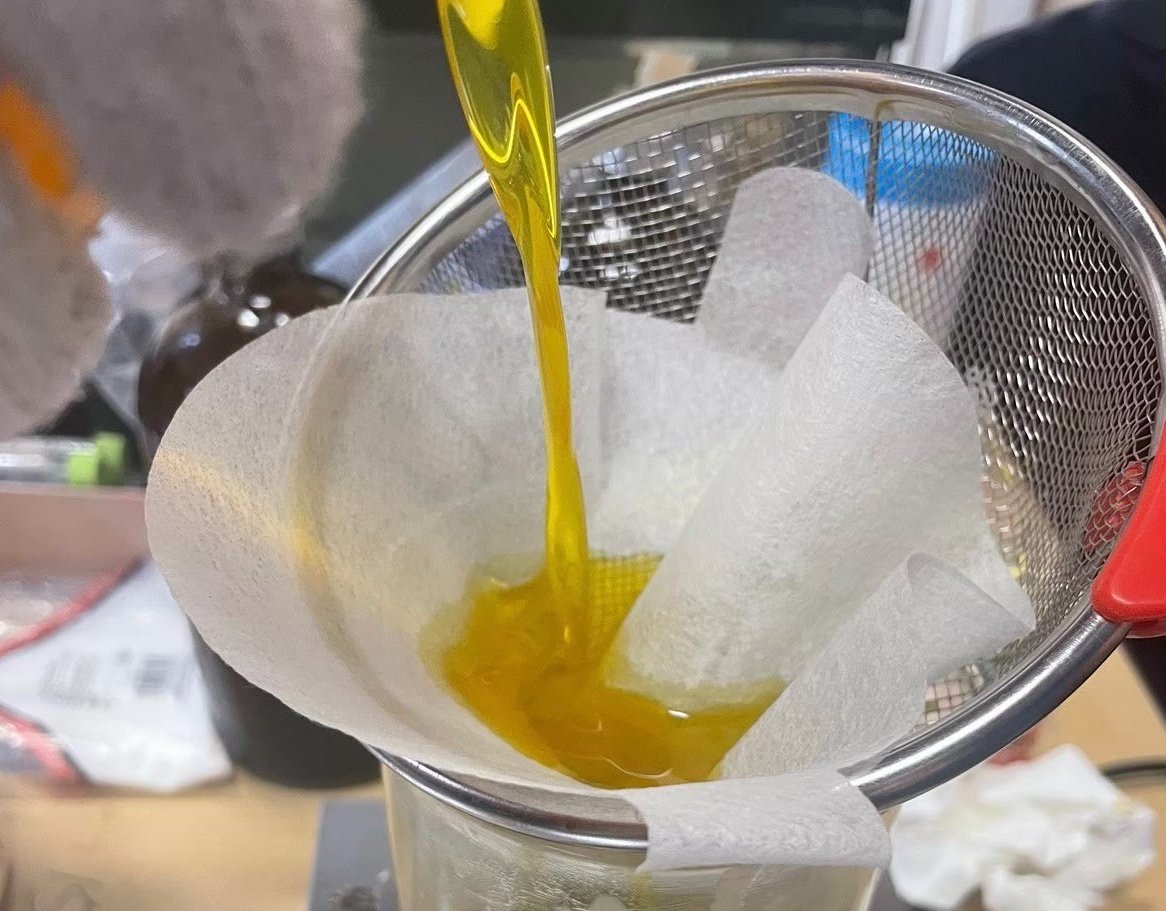 tuatbee's tweet photo. 【活動紹介】
「蜜蝋クリーム作り」
養蜂の産物は蜂蜜だけではありません！巣の構成物質の一つである蝋を精製することで蜜蝋が得られます。蜜蝋には食用その他多くの用途がありますが、最もポピュラーなのが化粧品です。養蜂サークルで手作りしている蜜蝋クリームには保湿を始め様々な効果が！ https://t.co/fEQF4fFYuJ